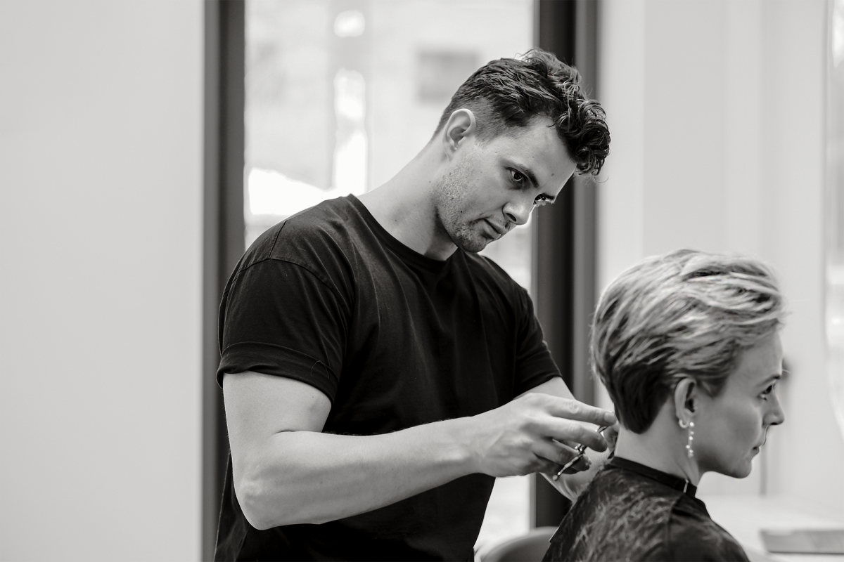 Frisør Mathias igang i frisørsalon i Silkeborg